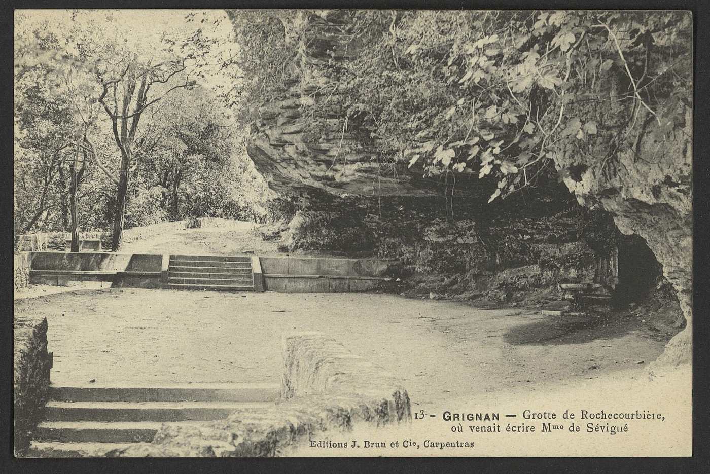 Carte postale ancienne de la grotte de Rochecourbière, esplanade et escalier sous un surplomb rocheux