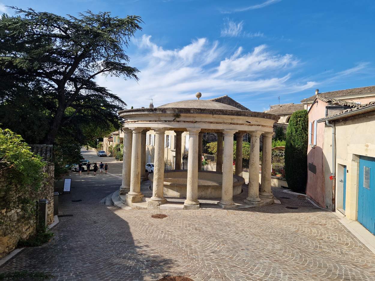 Le lavoir rond à colonnes de Grignan, au bout de la place du Mail