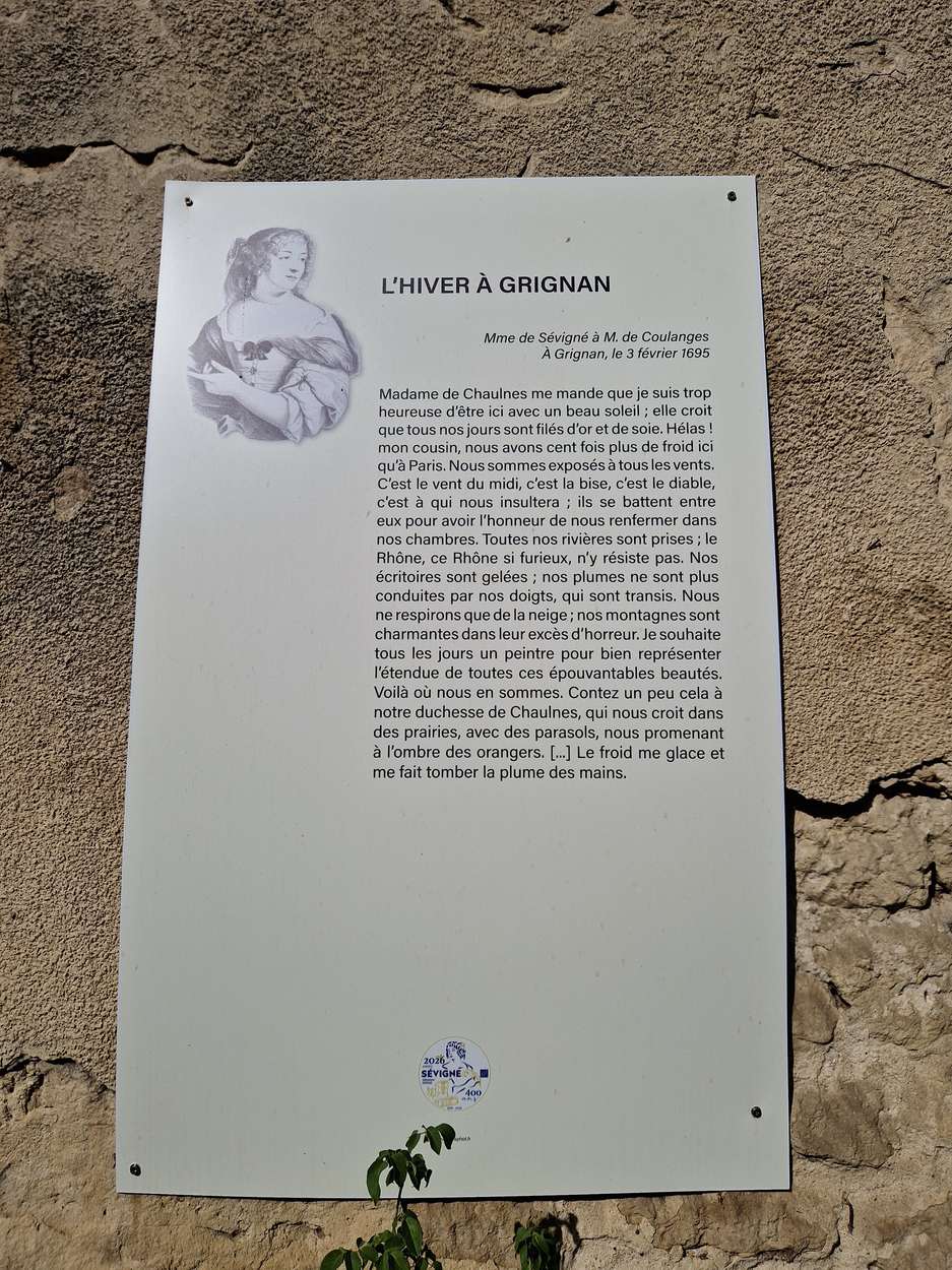 Panneau reproduisant une lettre de Madame de Sévigné, L'hiver à Grignan, fixé sur un mur de pierre